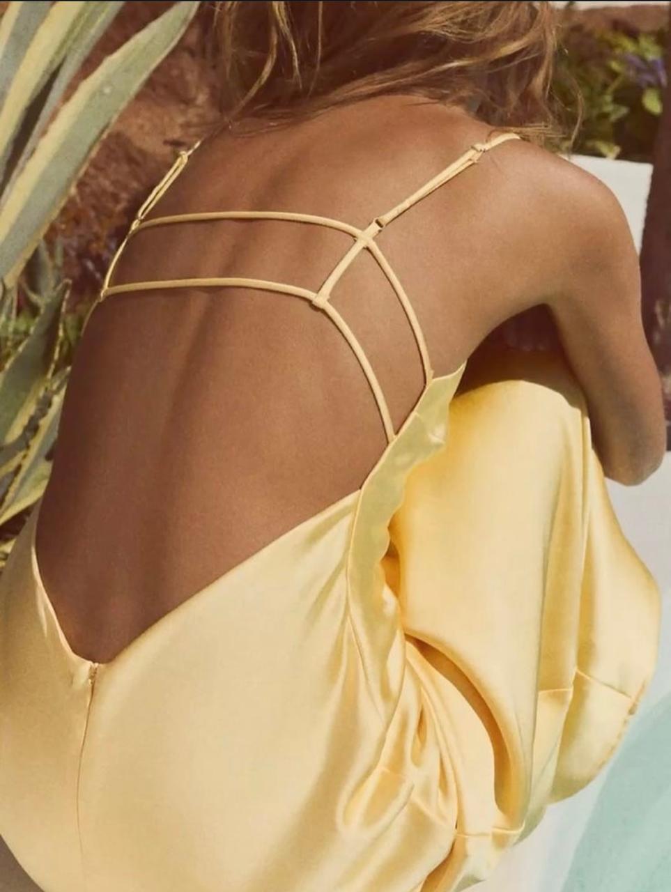 vestido amarelo leve e respirável